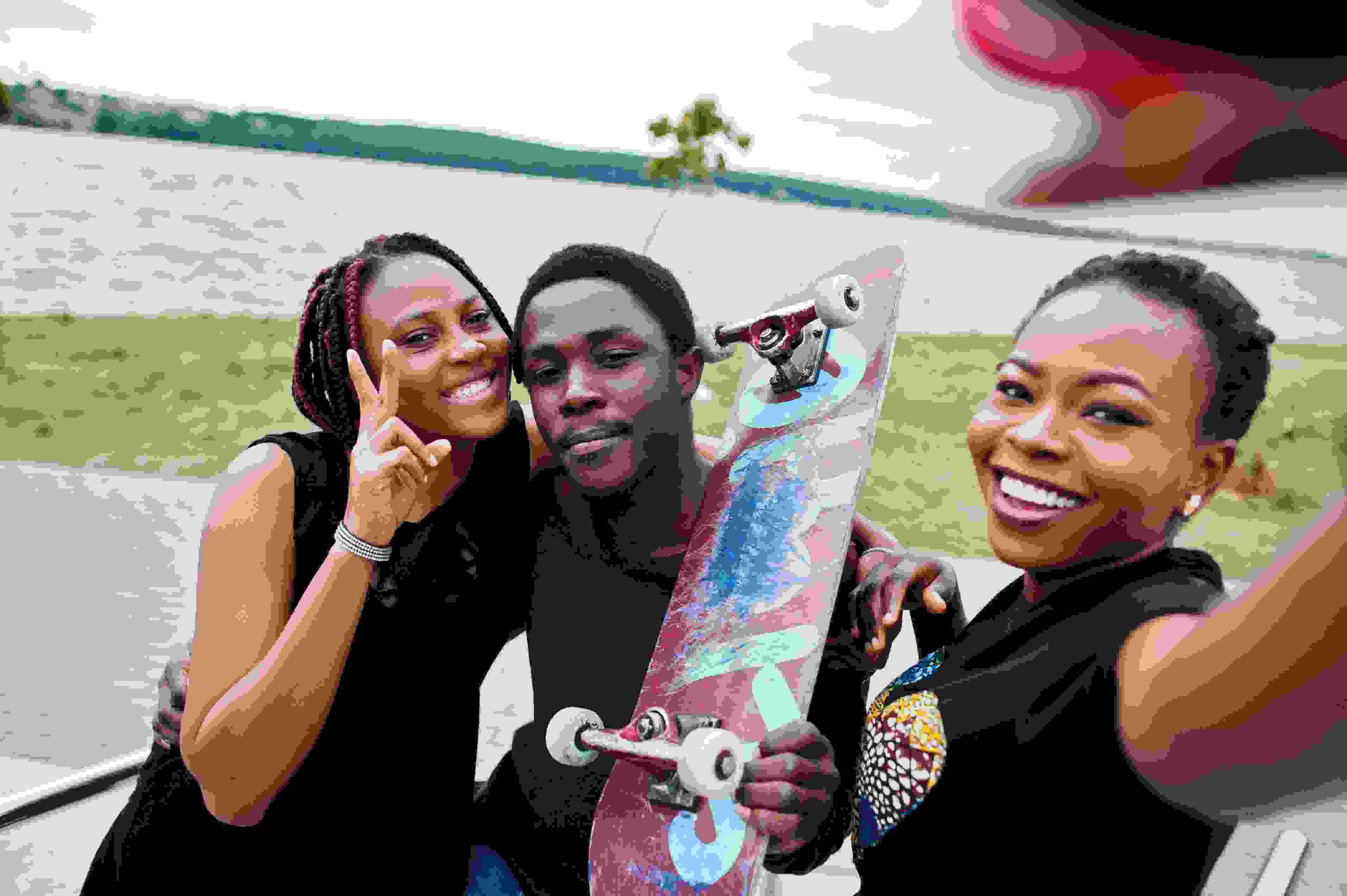 vecteezy_group-of-three-african-american-friends-with-skateboard_10378302 vecteezy_group-of-three-african-american-friends-with-skateboard_10378302